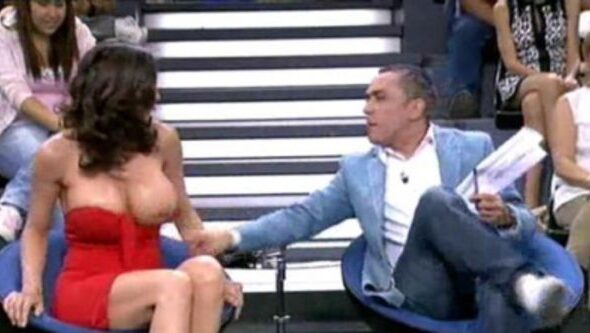 Kiko exposes Yola Berrocal's breast on 'Sálvame'